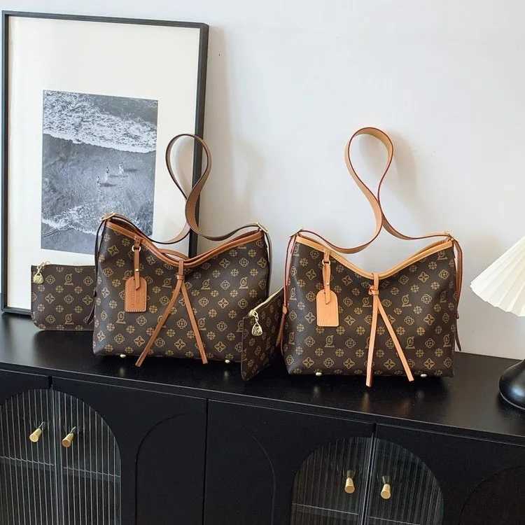 Premium Diagonal Straddle Bag Large-capacity Trendy FAshion Handbag FAshionable and Versatile Commuter Womens Bag H251229