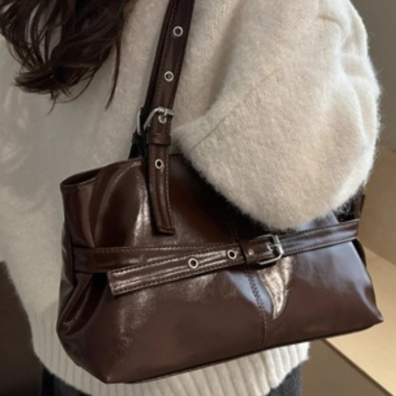 Winter Style Womens Retro Minimalist Tote Shoulder Bag 2025 Autumn Large Capacity Commuting TopHandle Hand Bags for Women 251216