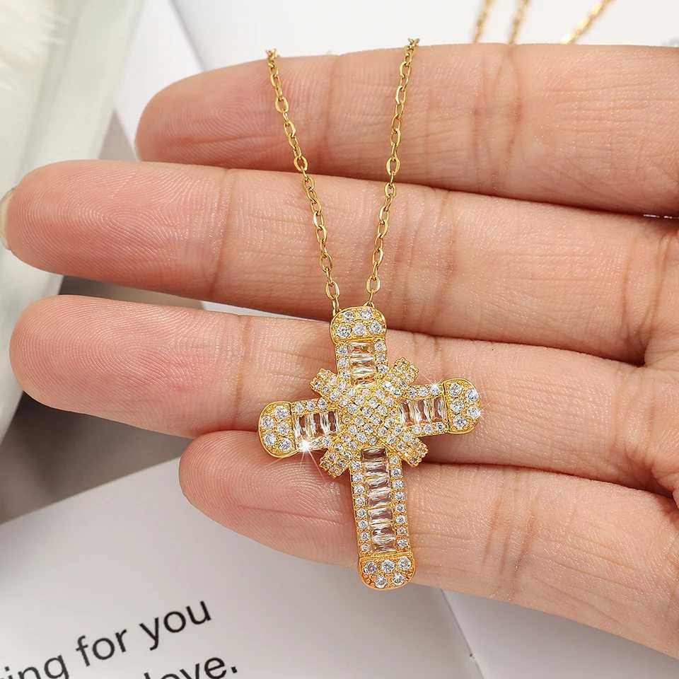 2024 New Hip Hop Women Stainless Steel Shining Zircon Cross Necklace Lady Light Luxury Pendant Jewelry Anniversary Gift Y251227