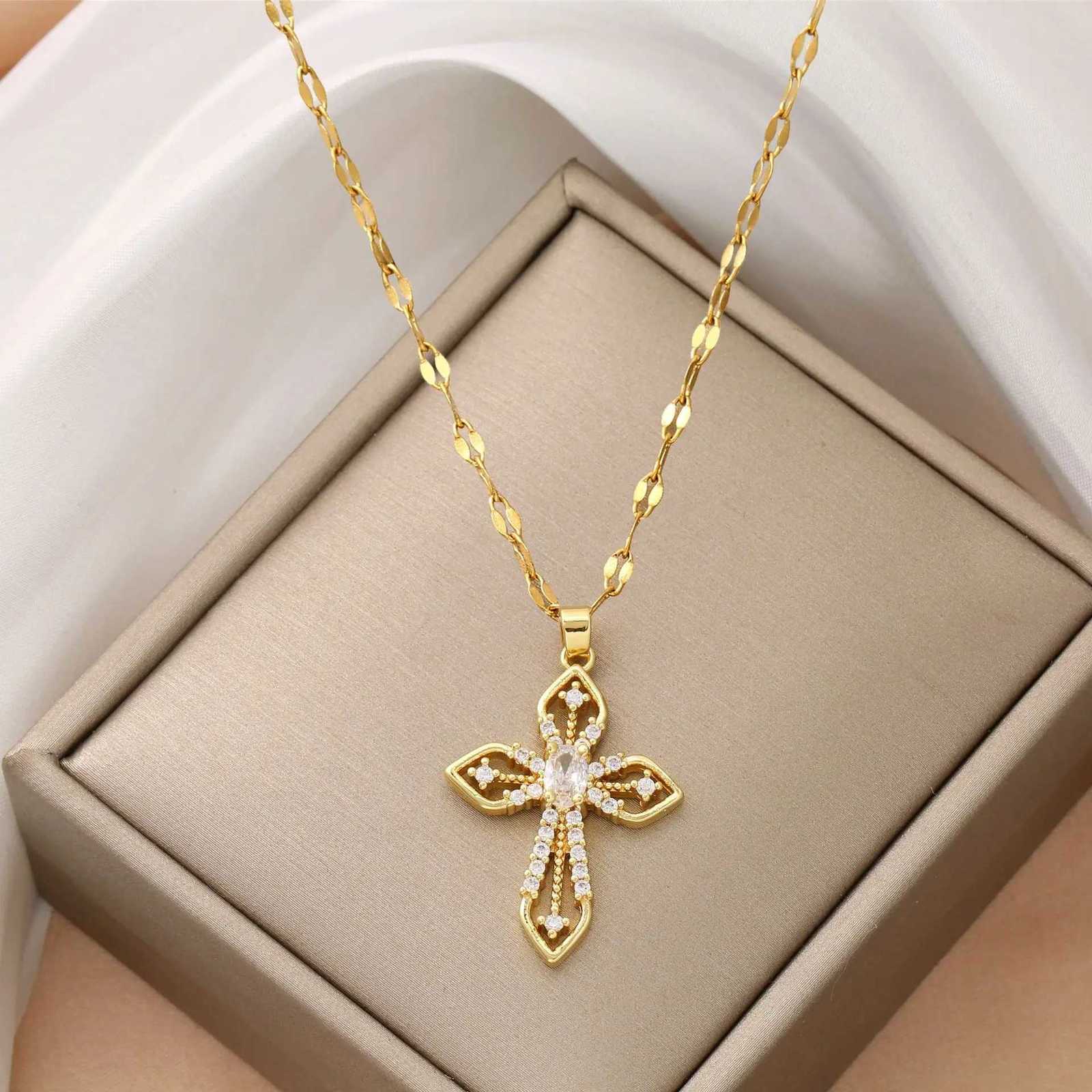 Womens Vintage Cross Necklace Light Luxury Temperament Stainless Steel Versatile Collarbone Chain Jewelry Y251227