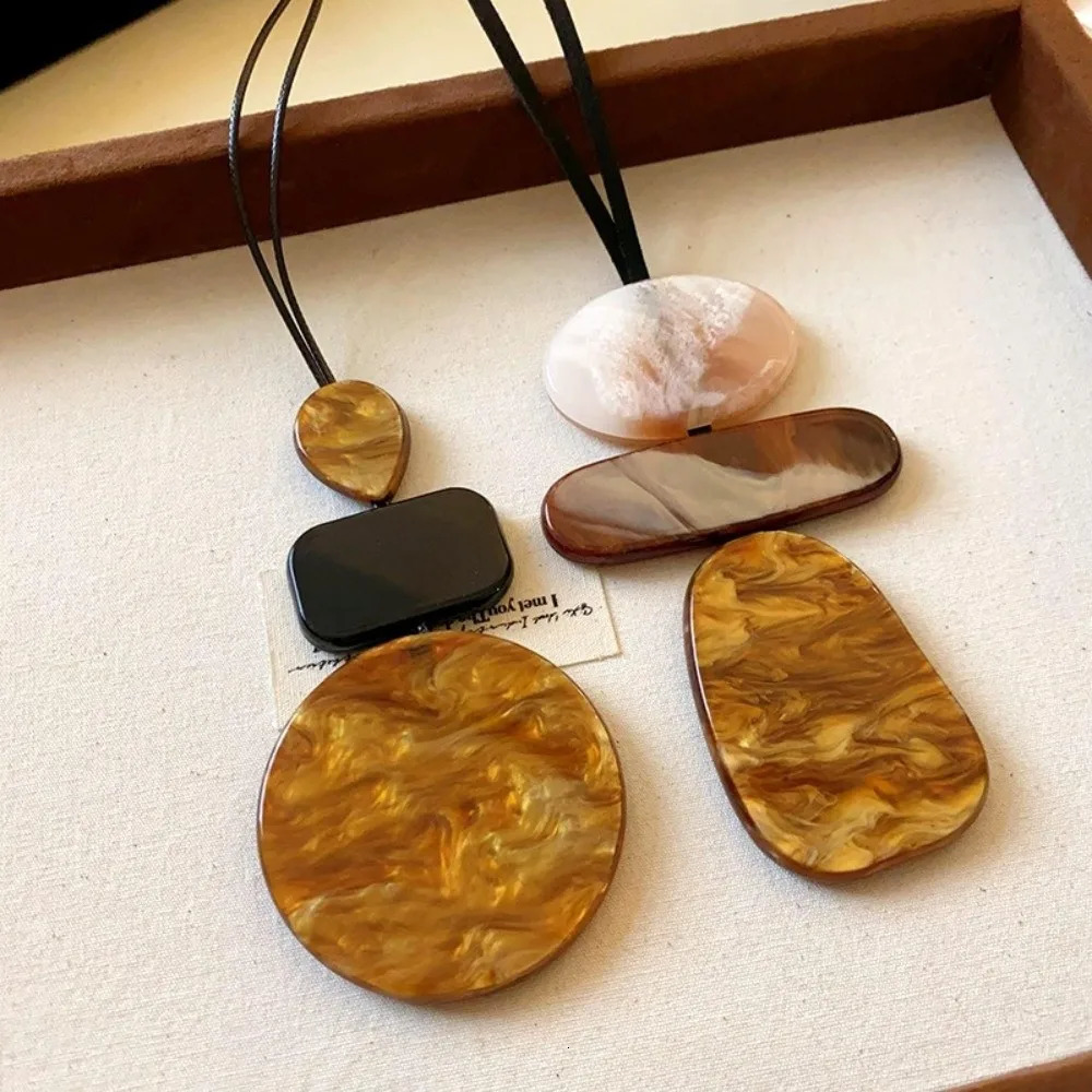 Trendy Bohemia Necklace for Women Pendant Advanced Neck Chain Resin Ethnic Style Sweater Chain Summer 251224