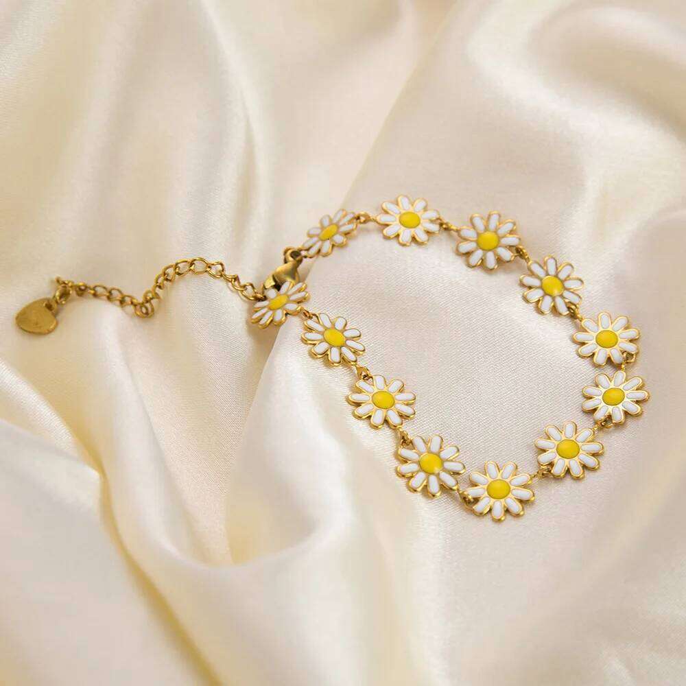 Simple Stylish Daisy Titanium Bracelet, High-end and Non Fading, Niche Design Stainless Steel Jewelry for Woman Gift 25H1229