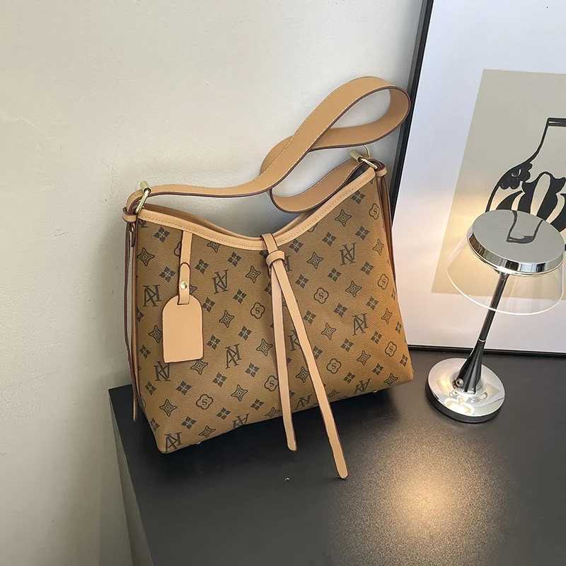 Elegant Handbag Ladies Premium Leather Construction Exclusive FaMOUs Collaboration H251229