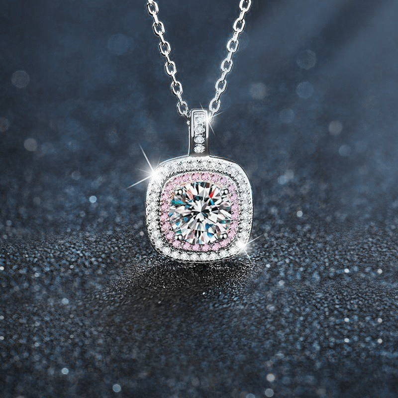 Exquisite Moissanite Inlaid Design Square Sugar Pendant Necklace Charming Womens Simple Collarbone Chain Gift Jewelry