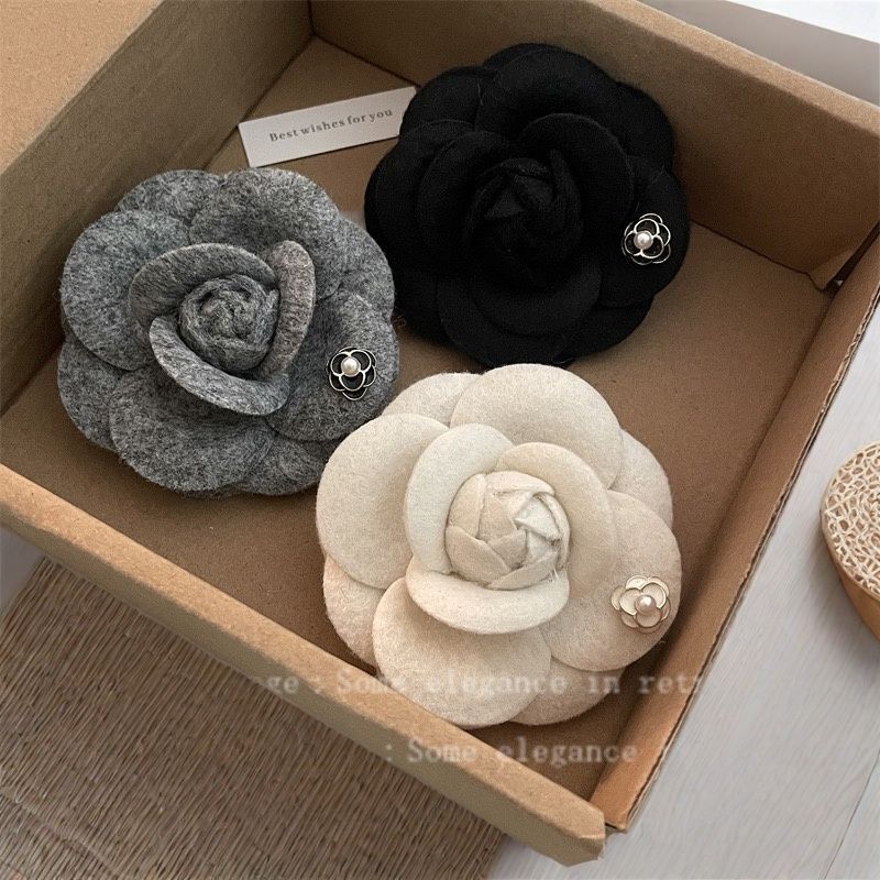Luxury Brand Designer Jewelry Light Luxury High-End French Style Camellia Brooch For Women Elegant Fabric Flower Pin Autumn Winter Coat Brooch