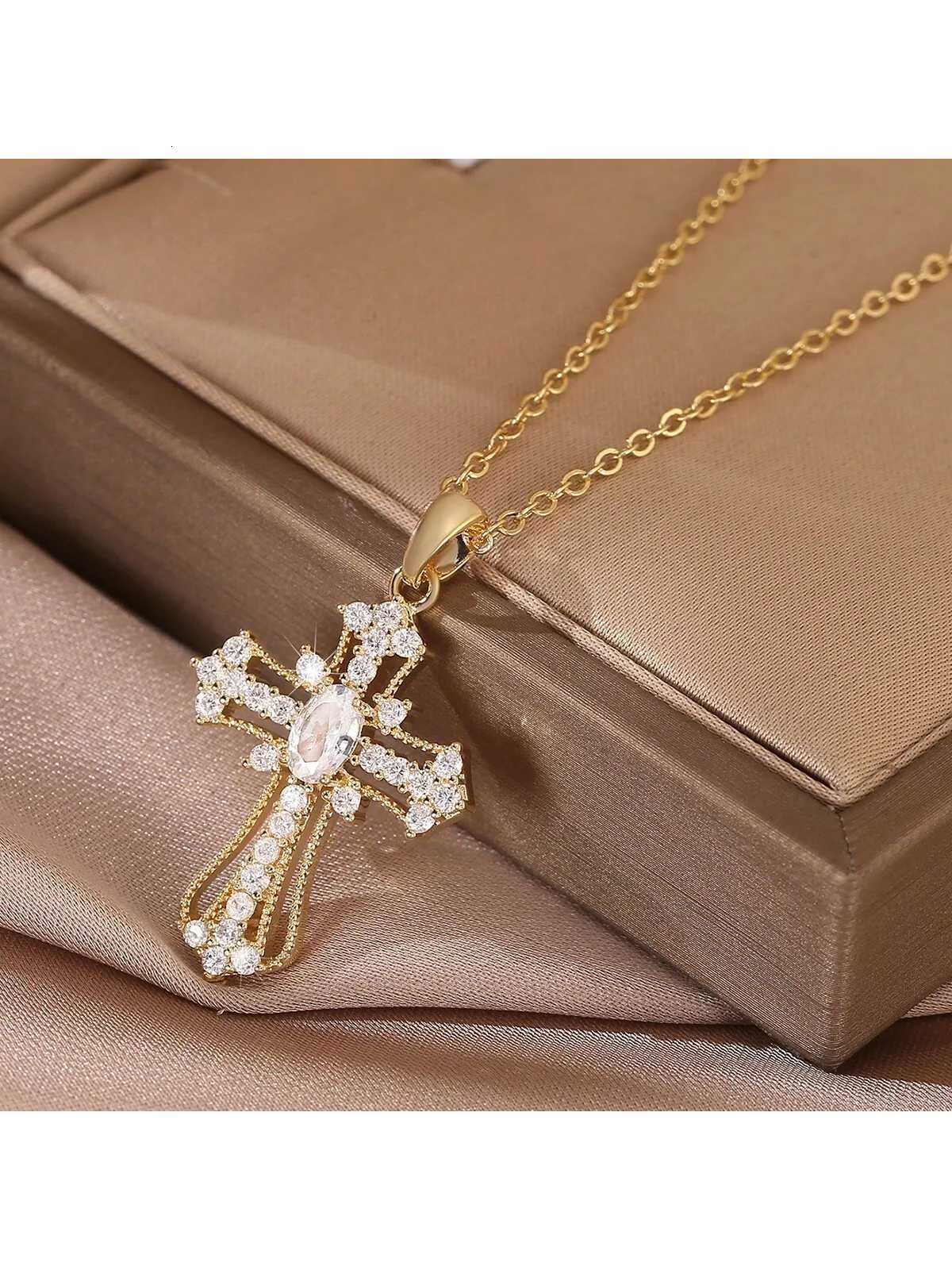 Fashion Light Luxury Zircon Cross Pendant Necklace for Women Elegant Charm Stainless Steel Clavicle Chain Jewelry Accessories Y251227