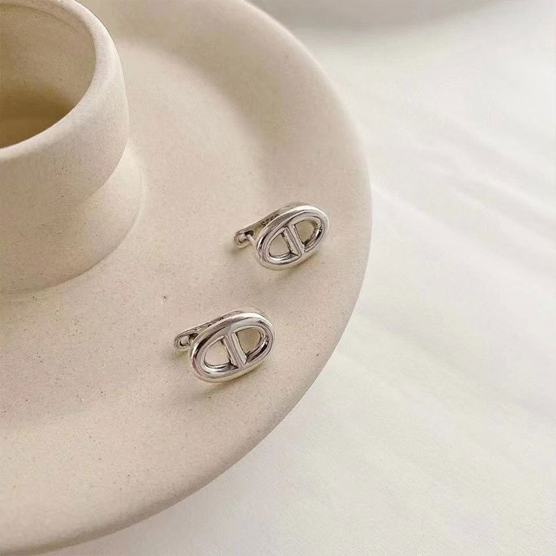 Luxury Brand Designer Jewelry Korean Version S925 Silver Needle Geometric Pig Nose Hollow Earrings For Women Vintage Fashion Elegant Simple Ear Clips 