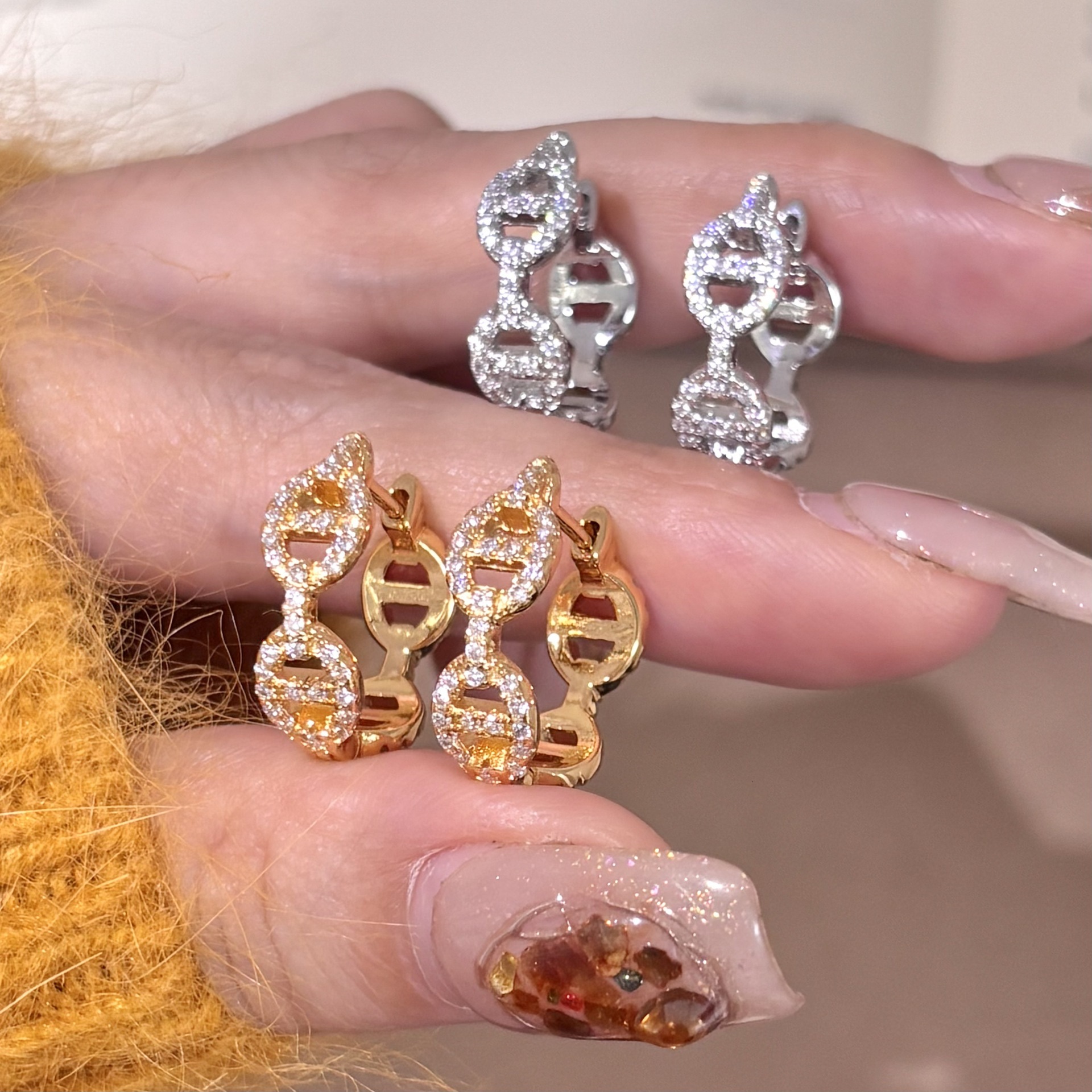 Luxury Brand Designer Jewelry Light Luxury Design Full Diamond Pig Nose Earrings Niche Style Versatile Personality Hoop Earrings Inlaid With Diamonds Simple And