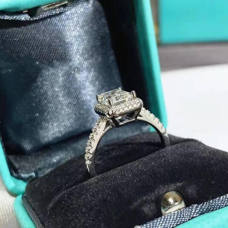 Yu Ying Best Selling 4CT Emerald Cut Moissanite 14K White Gold Diamond Band Halo Proposal Engagement Wedding Ring Women