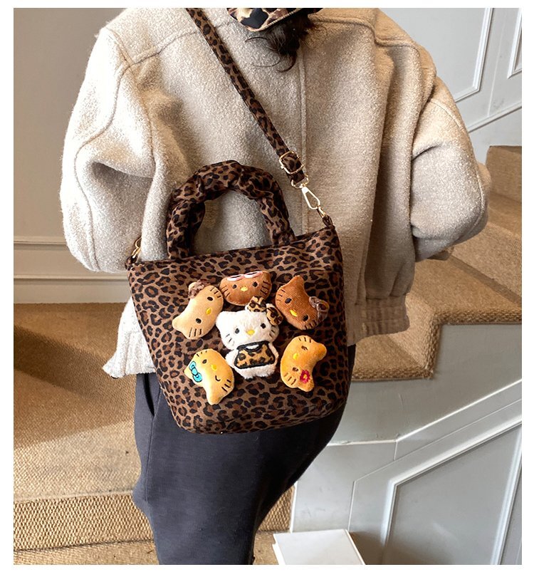 Super popular and niche leopard print canvas handbag for women. Fall and winter trendy and versatile crossbody bag.