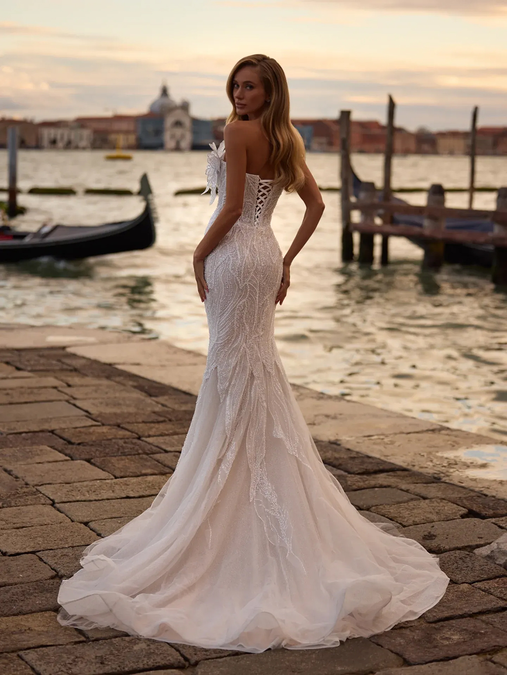 Designer Mermaid Wedding Dress Halter Neck Sleeveless Bridal Gowns Sequins Appliques Detachable Train Dresses Custom Made vestidos de novia