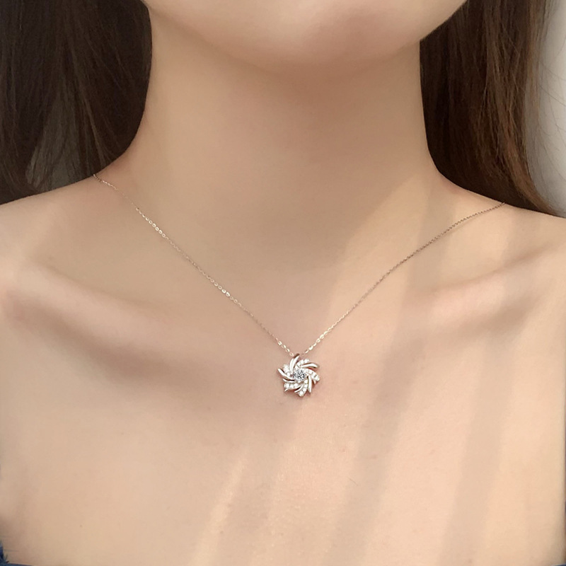 New Fashionable Windmill Necklace Elegant Womens Pendant Light Luxury Niche Design Sense Mozambique Clavicle Neck Chain Boutique Gift