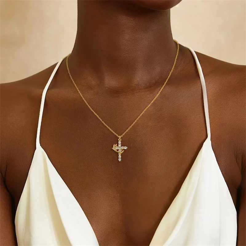 Exquisite Zircon Cross Pendant Necklace for Women Trendy Light Luxury Gold Color Rotatable Crown Necklace Y251227