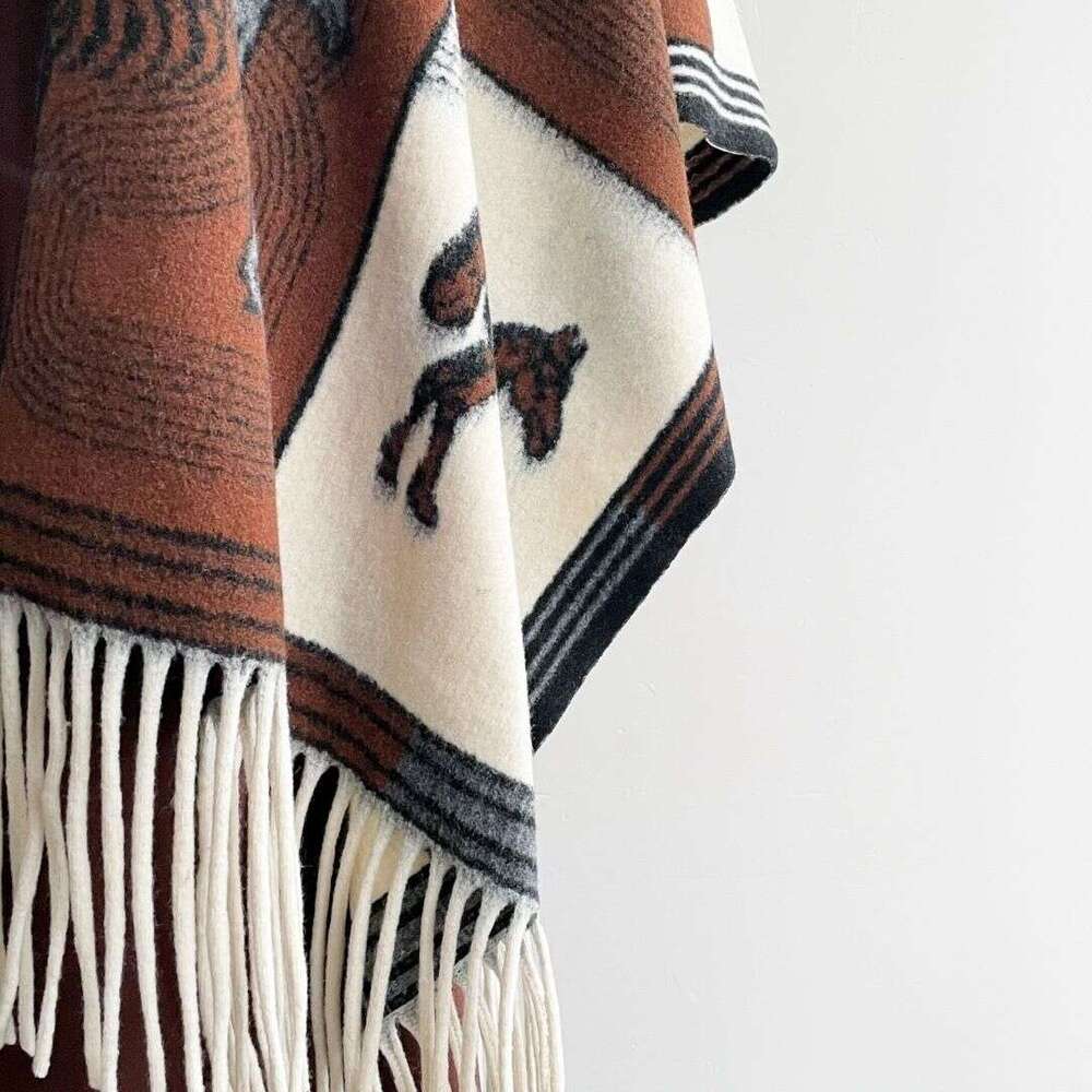 New Stylish Shawl Autumn Winter Tassel Vintage Cape Carriage Thickened Travel High-End Warm Scarf Cloak