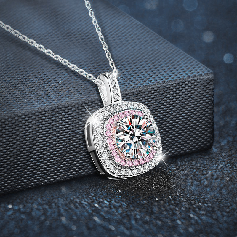Exquisite Moissanite Inlaid Design Square Sugar Pendant Necklace Charming Womens Simple Collarbone Chain Gift Jewelry