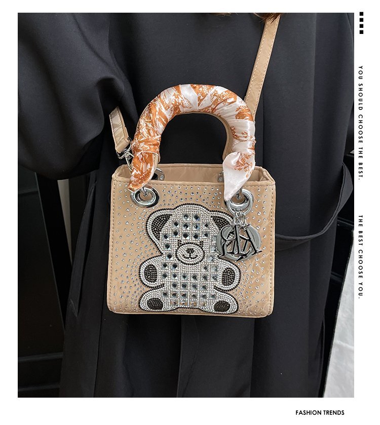Diamond-studded little bear fashion texture handbag for shoulder carrying