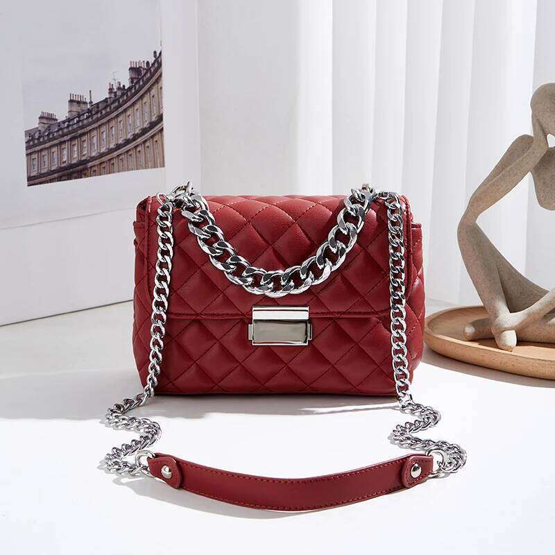 Fashion high-grade messenger chain one-shoulder sewing small square bag, diamond check lock design Pingshuo