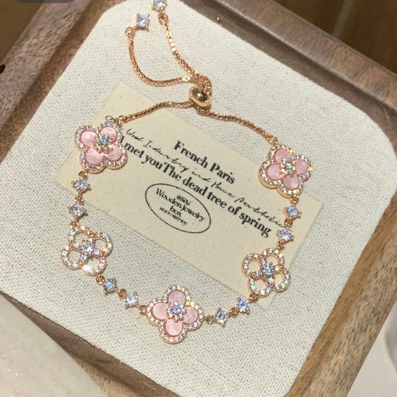 Luxury Brand Designer Jewelry Fashion Diamond-Studded Shiny Imitation Natural Pink Shell Hollow Lucky Four-Leaf Clover Pull Bracelet For Women Niche L
