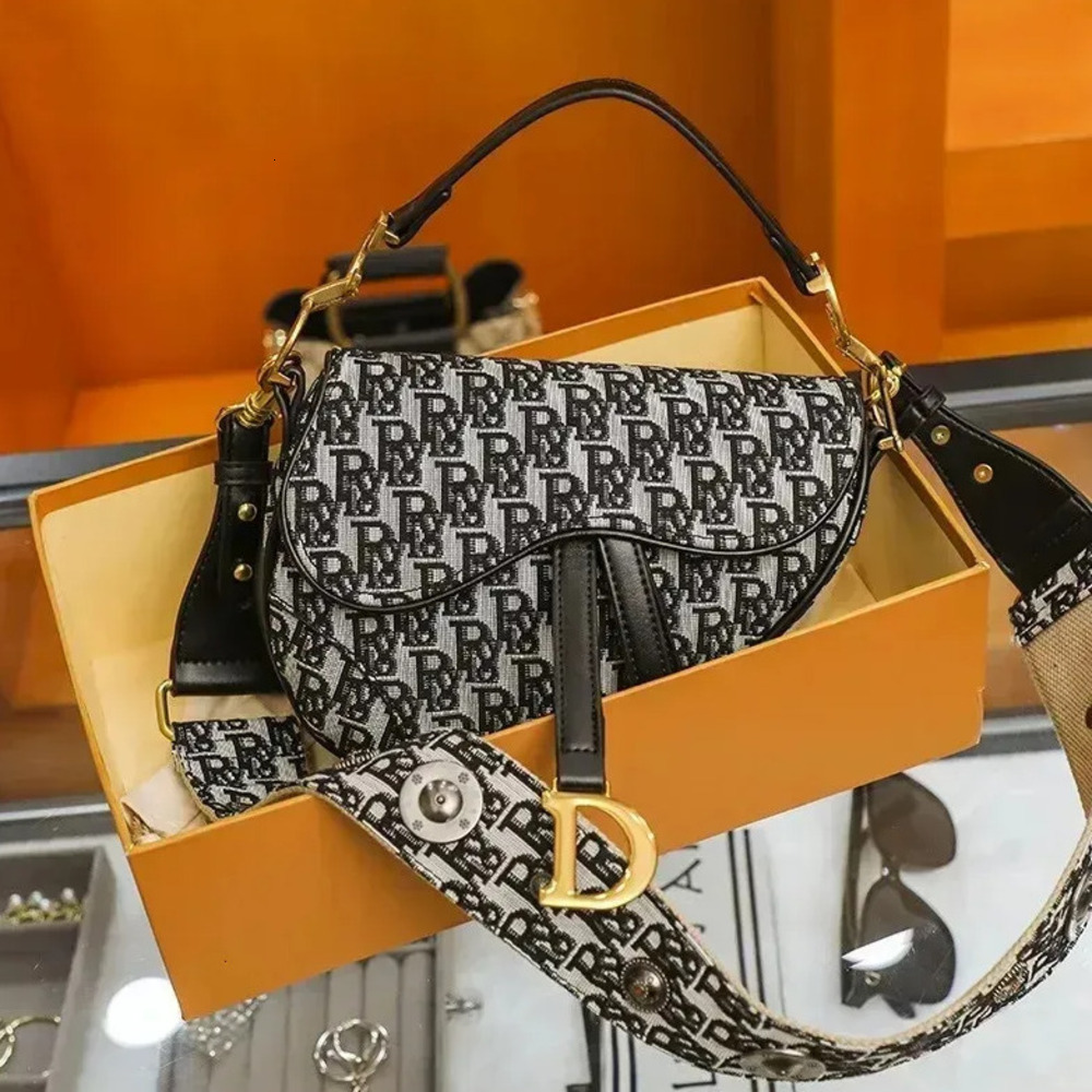 Canvas Womens Hundred Handbag Crossbody Saddle Bag Comfortable Shoulder Strap Women Large Capacity Letter Underarm Bags Nice bag