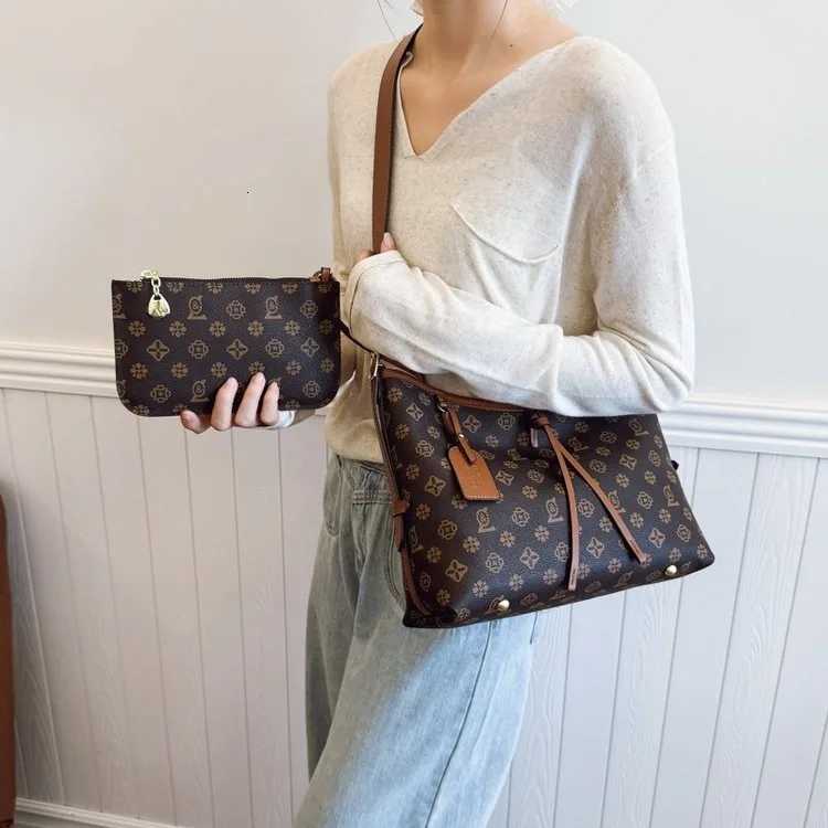 Premium Diagonal Straddle Bag Large-capacity Trendy FAshion Handbag FAshionable and Versatile Commuter Womens Bag H251229