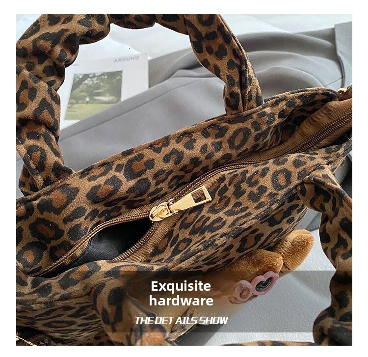 Super popular and niche leopard print canvas handbag for women. Fall and winter trendy and versatile crossbody bag.