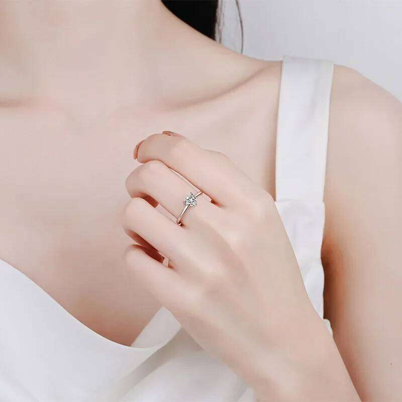 18K gold inlaid diamond women's heart-shaped moissanite fashionable PT950 platinum ring, luxurious tail ring 548