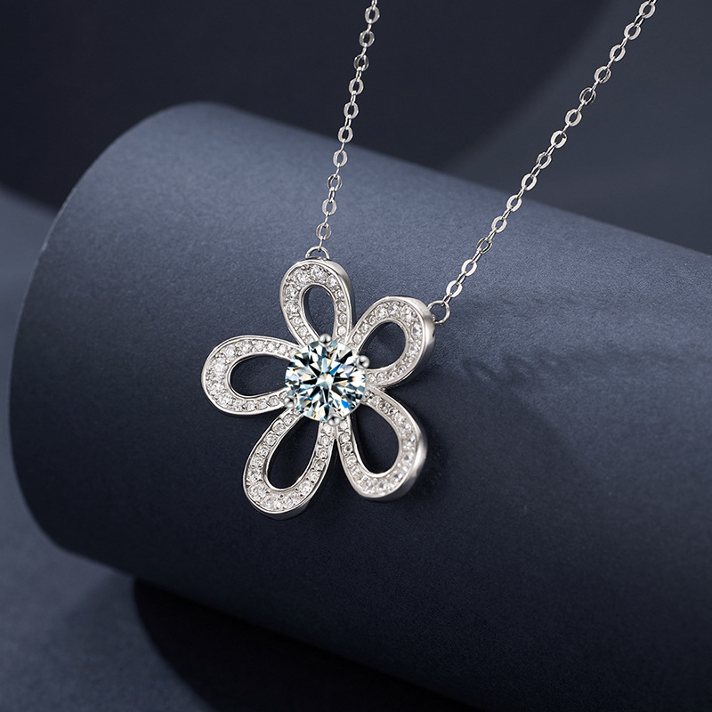 Fashionable Moissanite Inlaid Sunflower Necklace Exquisite And High End Full Diamond Five Petal Flower Pendant Necklace