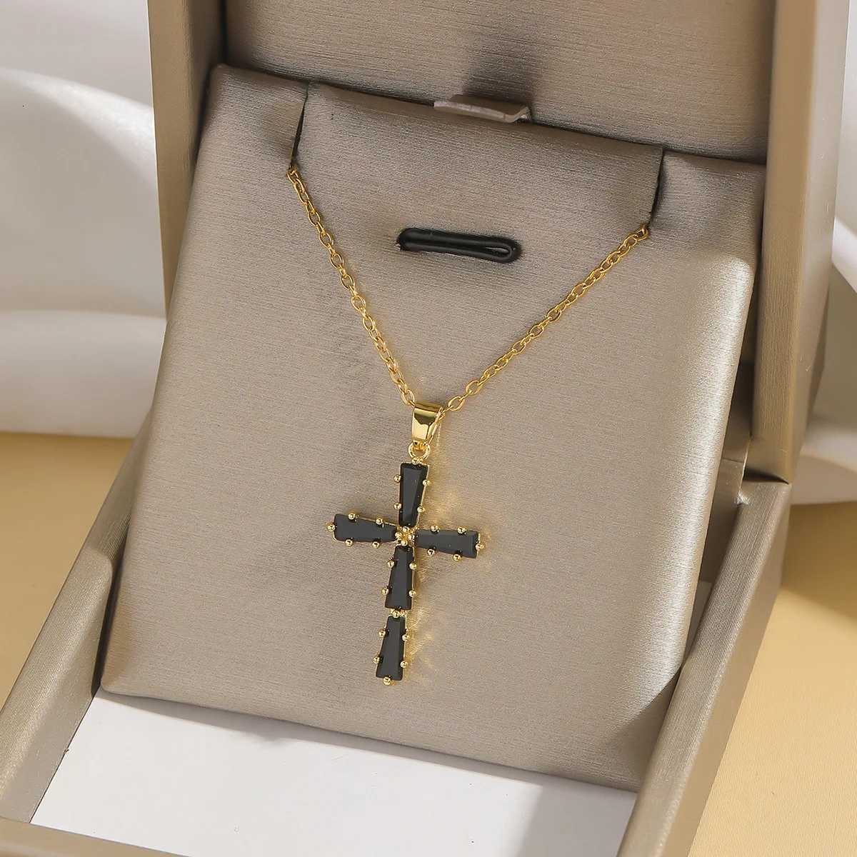 Cool Luxury Shiny Zircon Cross Pendant Necklaces for Women Men Fashion Stainless Steel Chains Collar Jewelry Accessories Gift Y251227