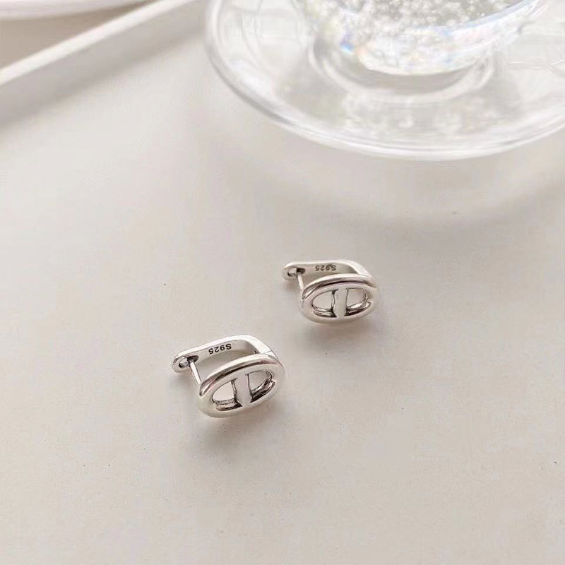 Luxury Brand Designer Jewelry Korean Version S925 Silver Needle Geometric Pig Nose Hollow Earrings For Women Vintage Fashion Elegant Simple Ear Clips 