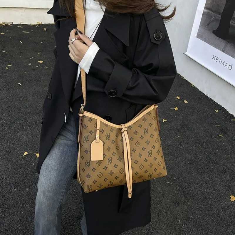 Luxurious Chic Shoulder Bag Underarm Crossbody Office Commuting 2025 New Model Exquisite Glamorous Sophisticated H251229