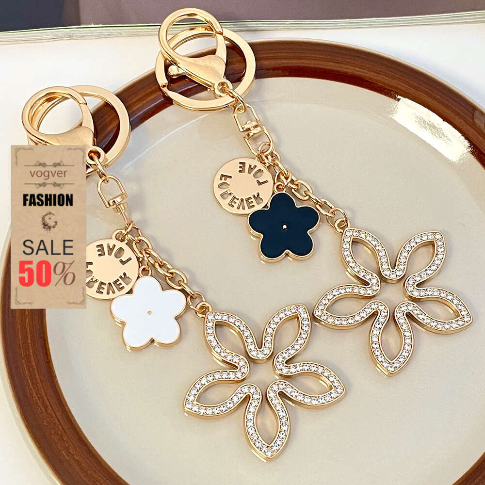 Women's Keychain Ornament Hanging Chain metal keyring Lucky Diamond-Encrusted Car Couple Bag Accessories Small Pendant Keychain