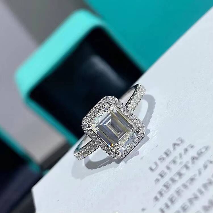 Yu Ying Best Selling 4CT Emerald Cut Moissanite 14K White Gold Diamond Band Halo Proposal Engagement Wedding Ring Women