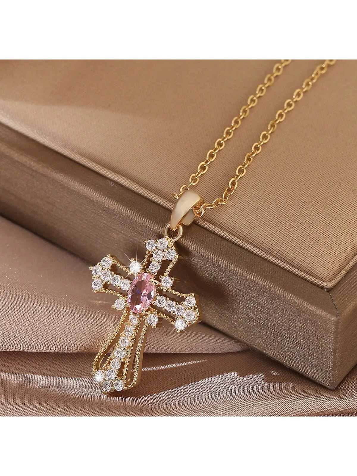 Fashion Light Luxury Zircon Cross Pendant Necklace for Women Elegant Charm Stainless Steel Clavicle Chain Jewelry Accessories Y251227