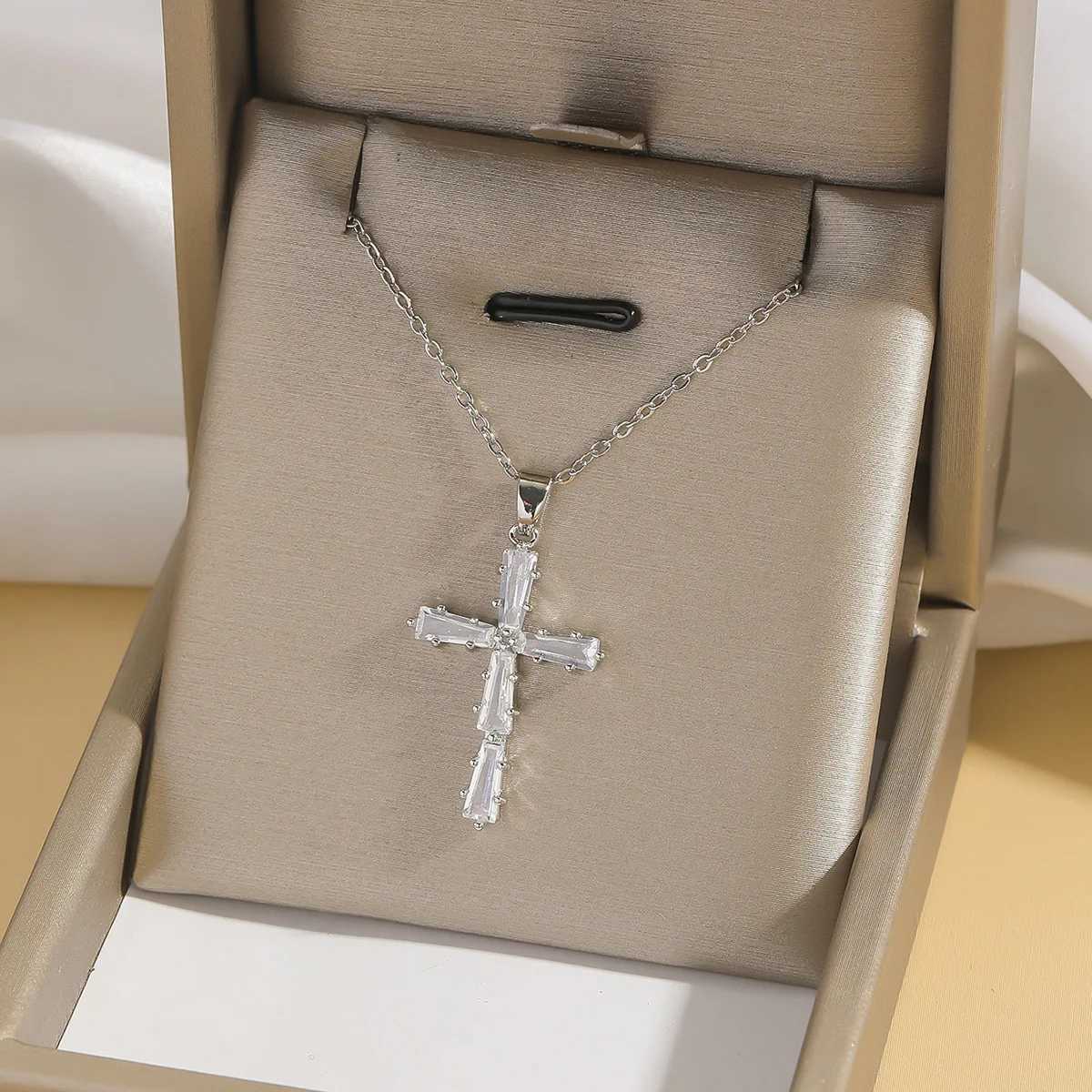 Cool Luxury Shiny Zircon Cross Pendant Necklaces for Women Men Fashion Stainless Steel Chains Collar Jewelry Accessories Gift Y251227