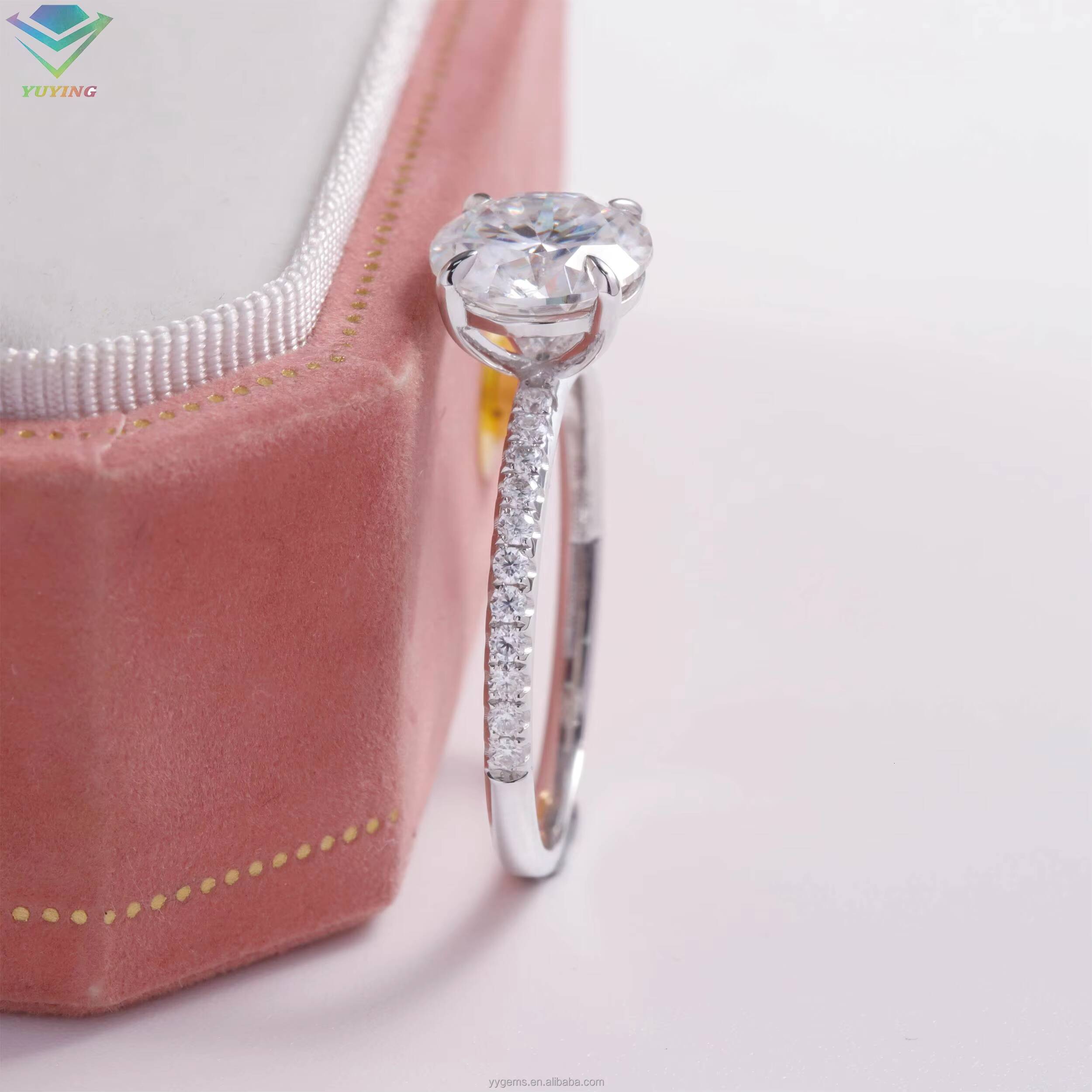 Yu Ying Custom 18k Solid Gold Ring Fine Jewelry 1CT Round Brilliant Cut Wedding Ring Woman Engagement Moissanite Ring