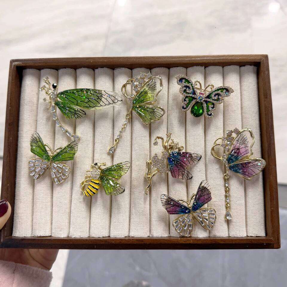 ZAKOL Exquisite Green Crystal Butterfly Dragonfly Brooch Fashion Lapel Pins for Women Girl Autumn Winter Versatile Accessories