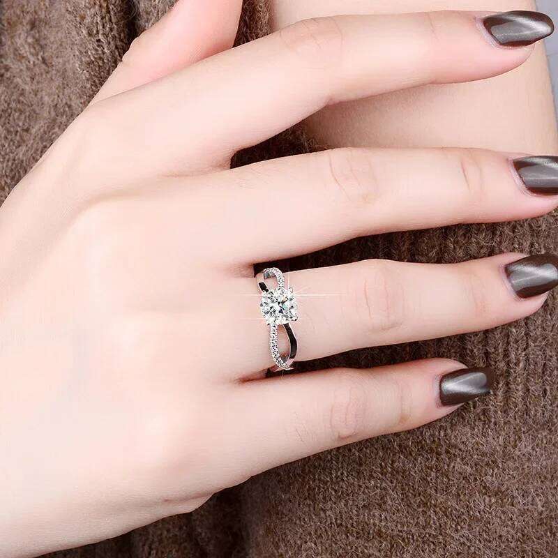 18K Gold Inlaid Moissanite PT950 Platinum High-end VVS1 Clarity Ring, Hollowed Out Four Claw Classic Fashion Ring 6b2