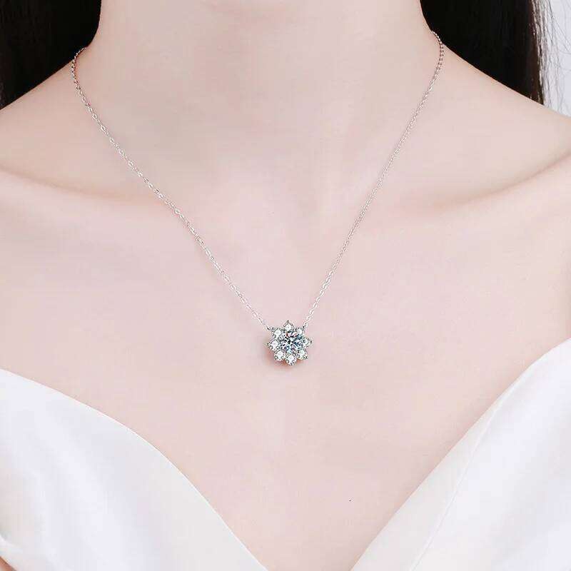S925 Pure Silver Pendant Diamond Eight Petal Sunflower Snow Flower Female 1 Ct Mosang Stone Necklace 34d