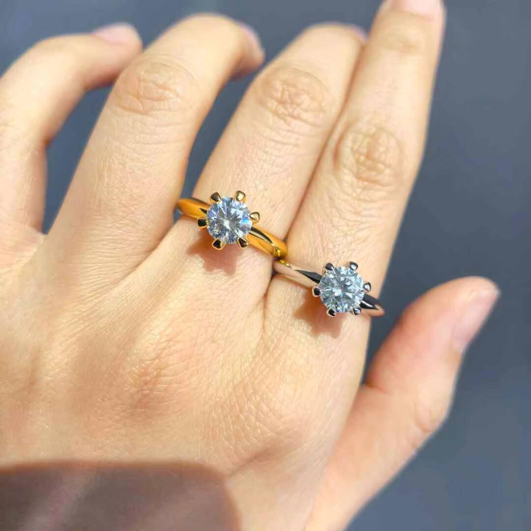 Moissanite S925 Sterling Silver Gold Plated 1CT Halo Design VVS Round Brilliant Cut Moissanite Diamond Engagement Ring