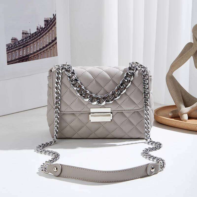 Fashion high-grade messenger chain one-shoulder sewing small square bag, diamond check lock design Pingshuo