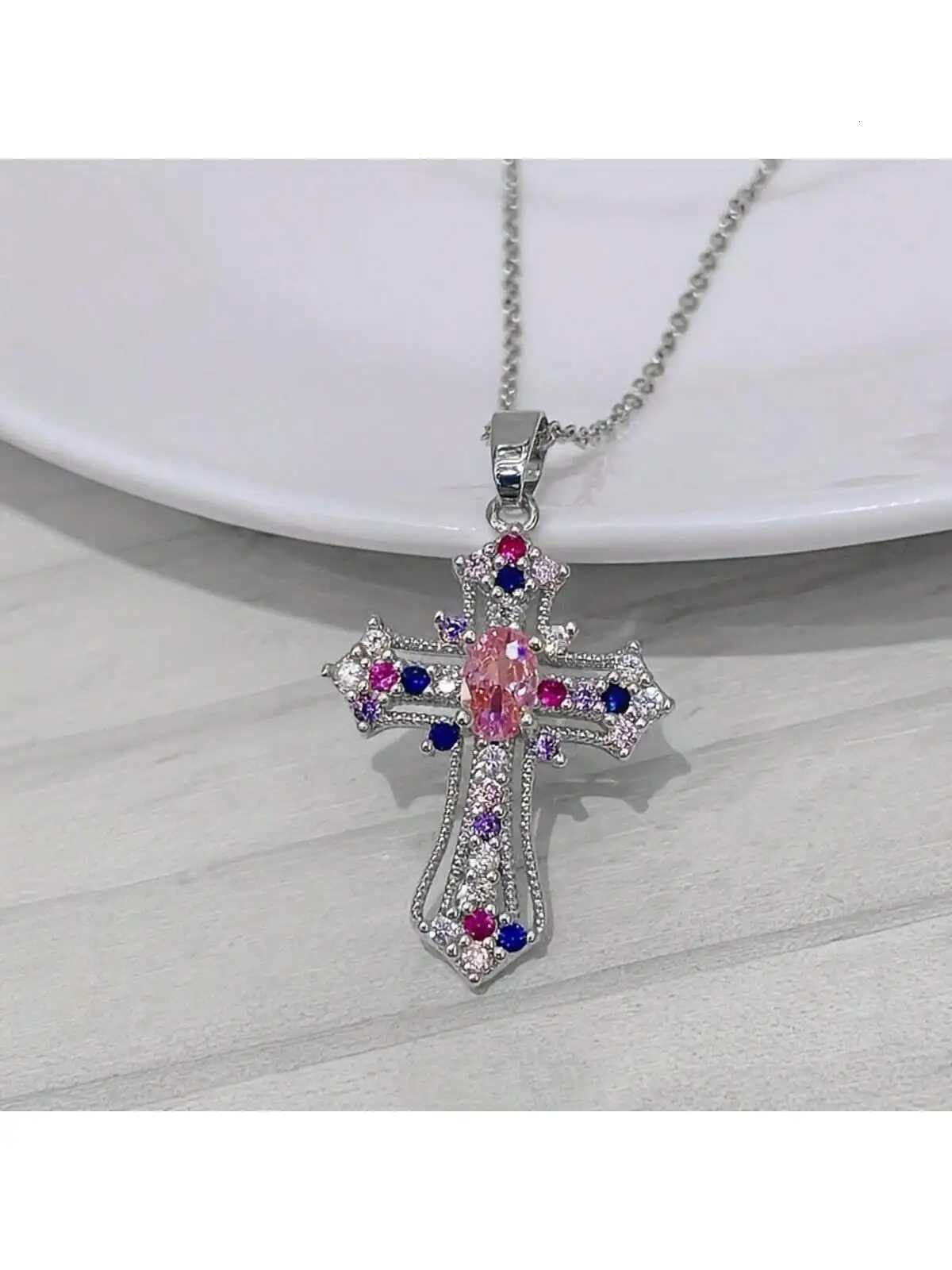 Fashion Light Luxury Zircon Cross Pendant Necklace for Women Elegant Charm Stainless Steel Clavicle Chain Jewelry Accessories Y251227