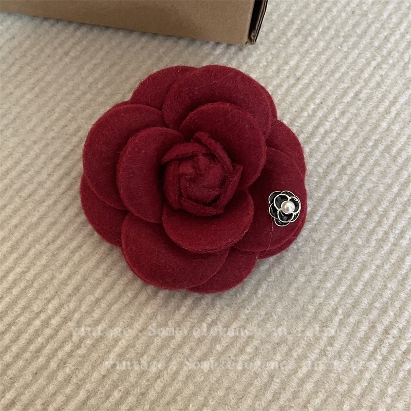 Luxury Brand Designer Jewelry Light Luxury High-End French Style Camellia Brooch For Women Elegant Fabric Flower Pin Autumn Winter Coat Brooch
