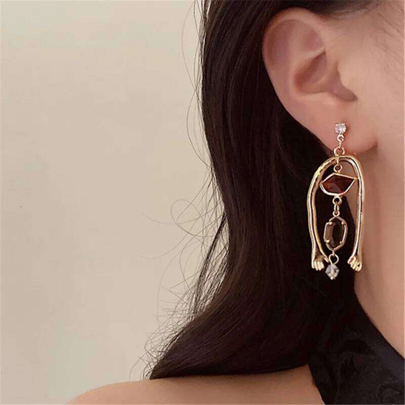 New 2024 Vintage Abstract Art Style Asymmetric Drop For Women Personality Humanoid Hand Earrings Party Jewelry C251227