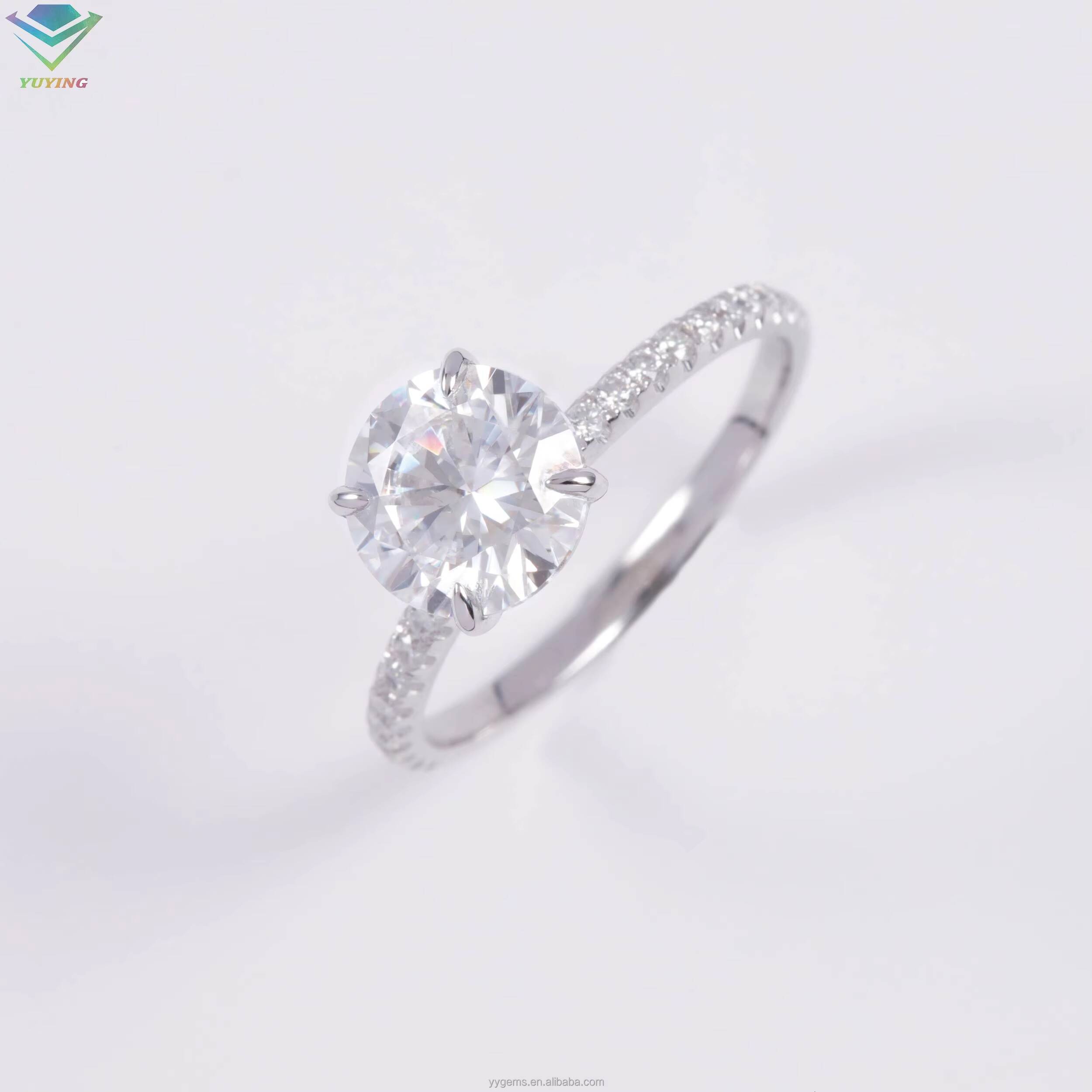 Yu Ying Custom 18k Solid Gold Ring Fine Jewelry 1CT Round Brilliant Cut Wedding Ring Woman Engagement Moissanite Ring