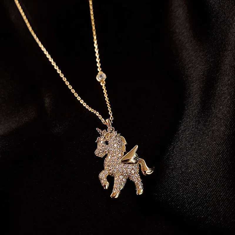 Luxury Crystal Zircon Horse Pendant Necklace for Women Girls Shiny Rhinestone Animal Pendant Elegant Clavicle Chain Jewelry Gift Y251227