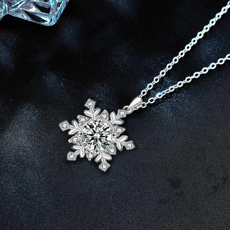 Fashionable Snowflake Shaped Carved Design Necklace Charming Womens Versatile And High End Sense Moissanite Pendant Collarbone Chain Gift