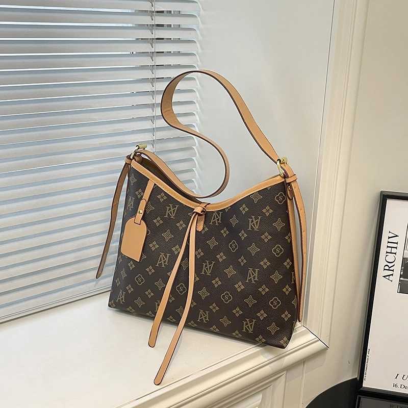 Elegant Handbag Ladies Premium Leather Construction Exclusive FaMOUs Collaboration H251229