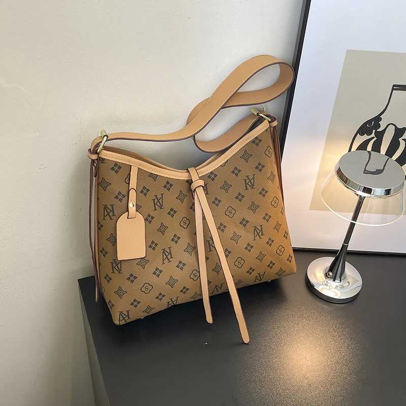 Trendy Fashion Messenger Bag With Solid Color Business Leisure Style Elegant Touch And Large Capacity H251229