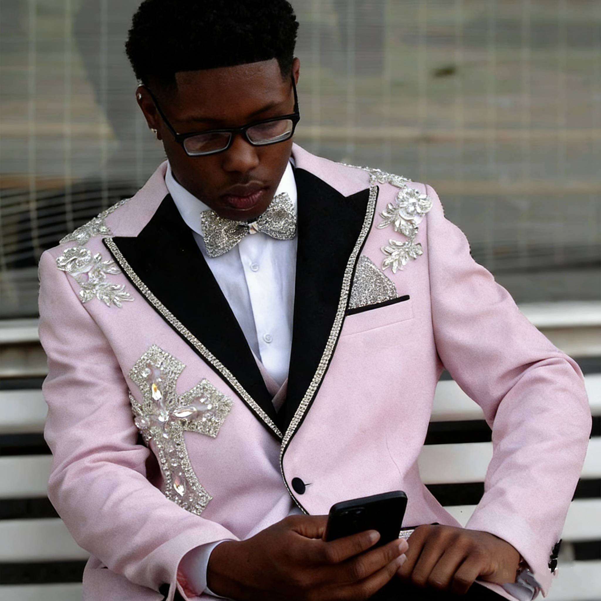 Modern Men Suits Crystal 2 Pieces Tailor-Made Peaked Lapel Jacket Appliques Cross Blazer One Button Groom Customized Coat Pants Plus Size