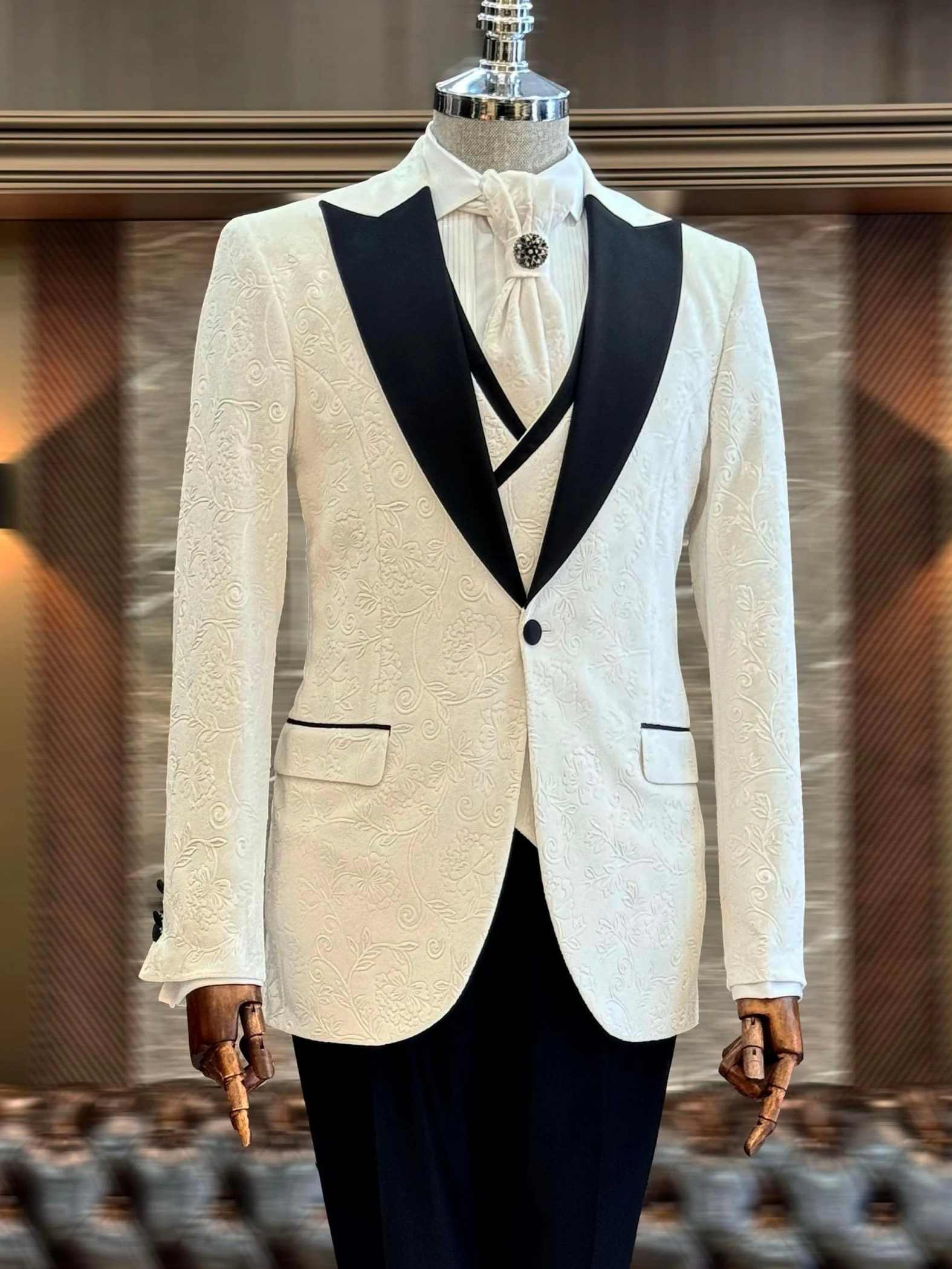 Wedding Men Suit Business Wear Tailor-Made Gentleman Tuxedo 3 Pcs Velvet Coat Vest Pants Party Singer Groom Suits Customized